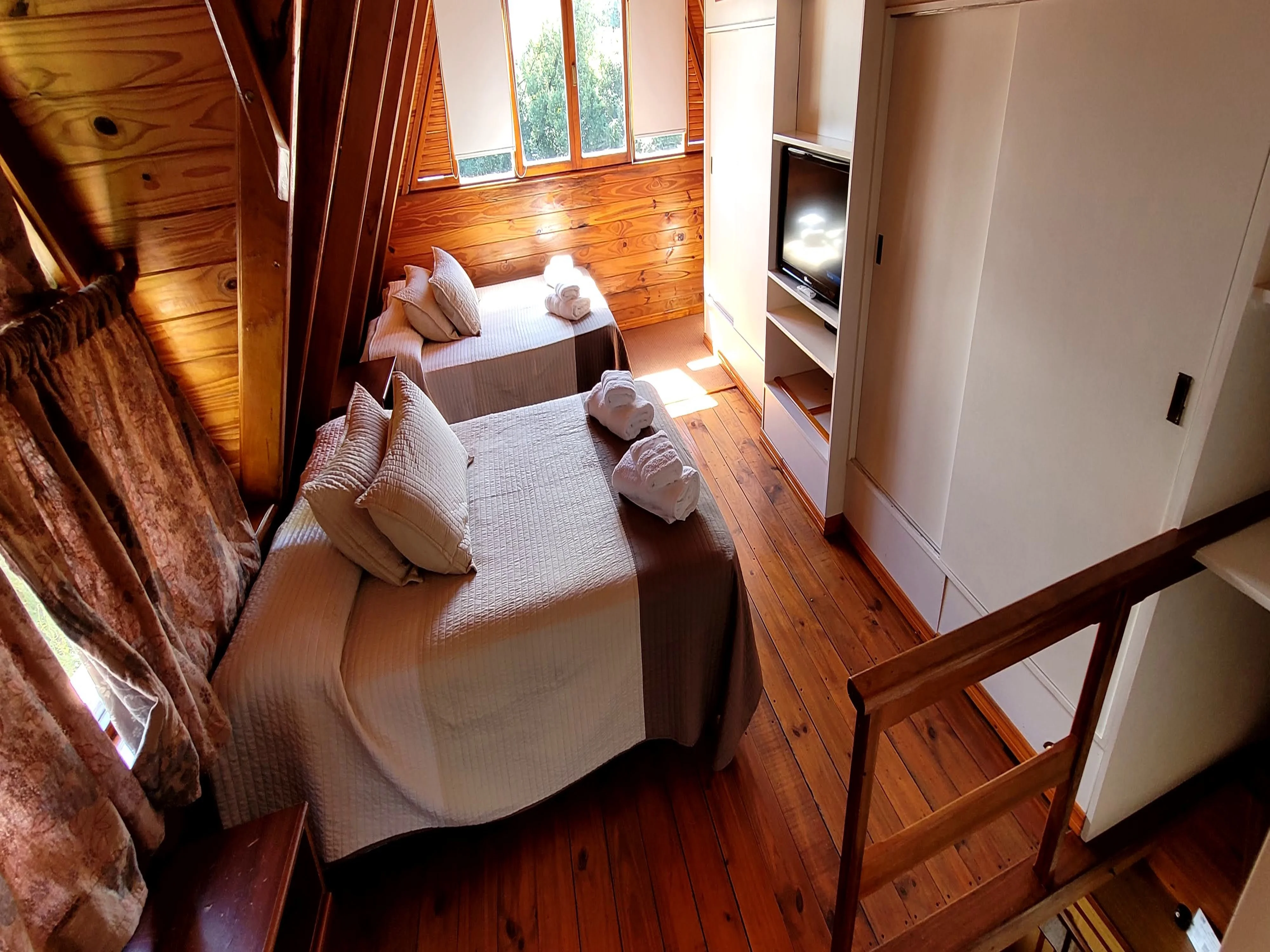 habitacion grande ventana y tv